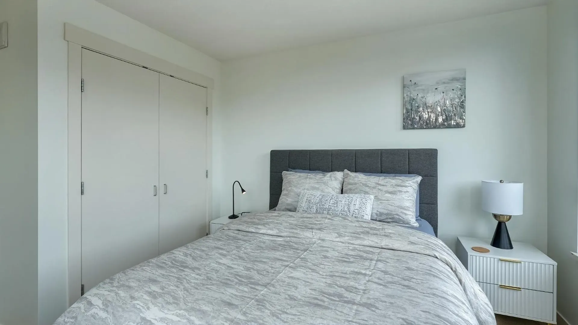 Astoria Escape - Bright Condo With Work Desk By Victoria Prime! 0*,