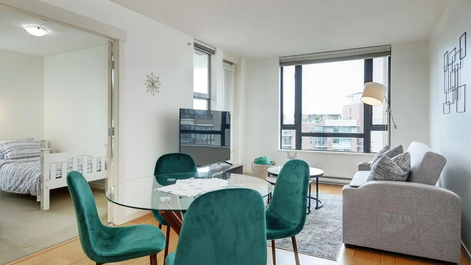 Astoria Escape - Bright Condo With Work Desk By Victoria Prime! Lejlighed
