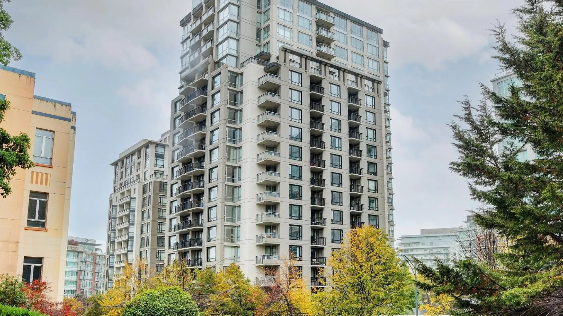 Astoria Escape - Bright Condo With Work Desk By Victoria Prime!