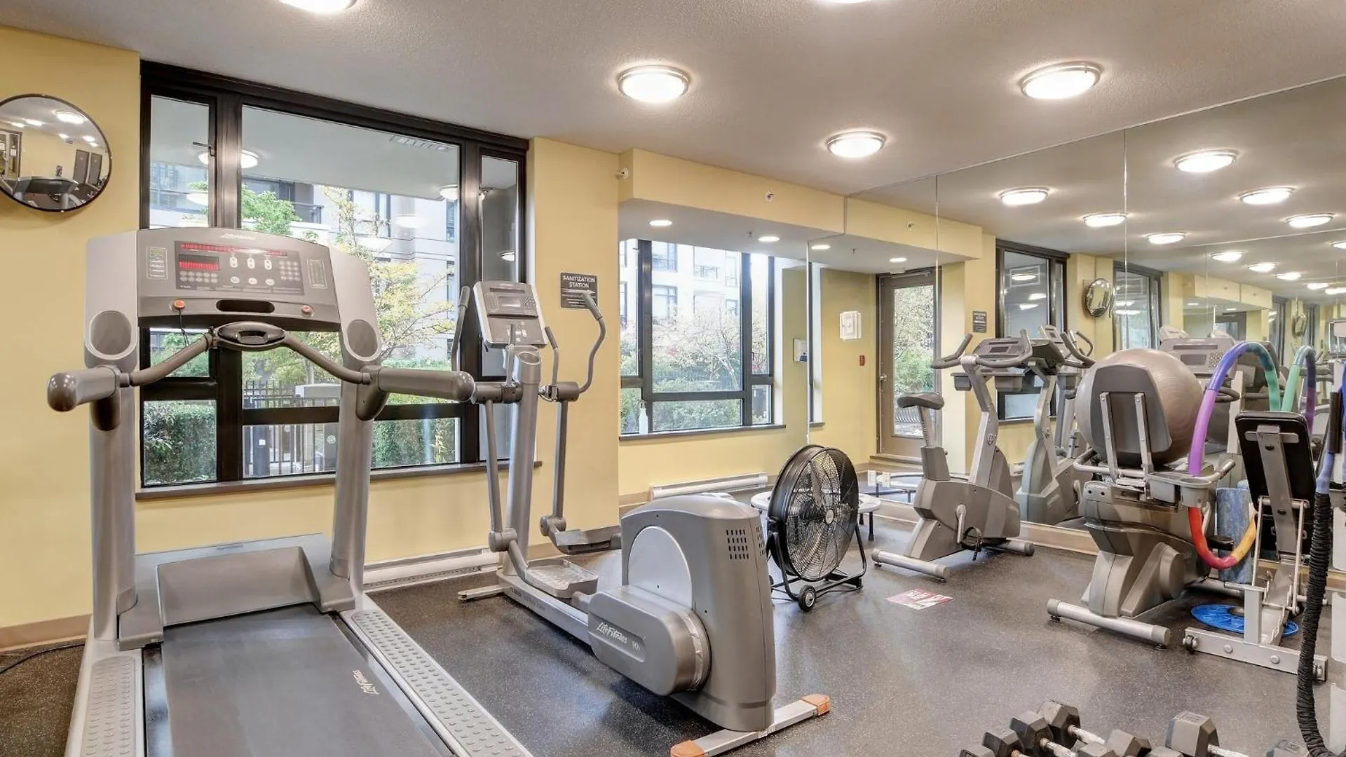 Astoria Escape - Bright Condo With Work Desk By Victoria Prime! 0*,  קנדה