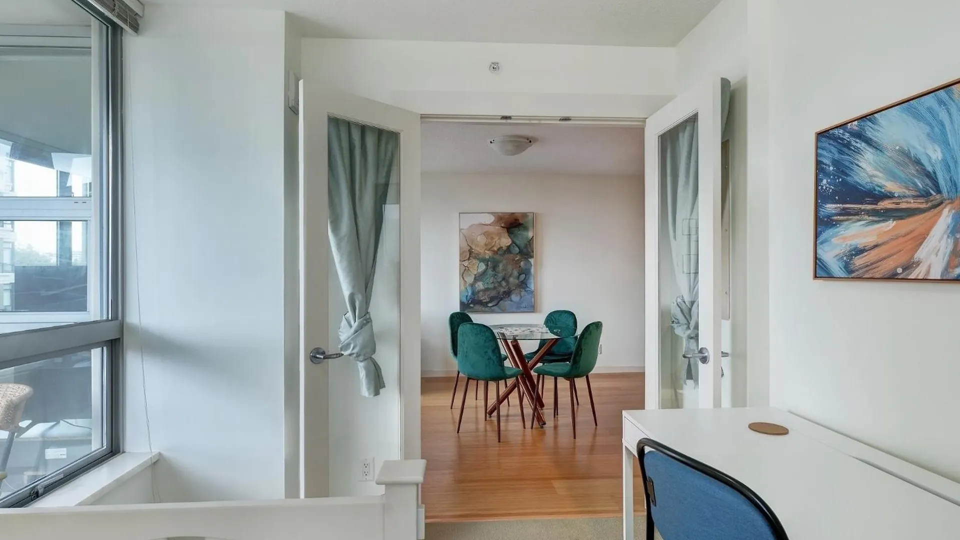 Astoria Escape - Bright Condo With Work Desk By Victoria Prime!