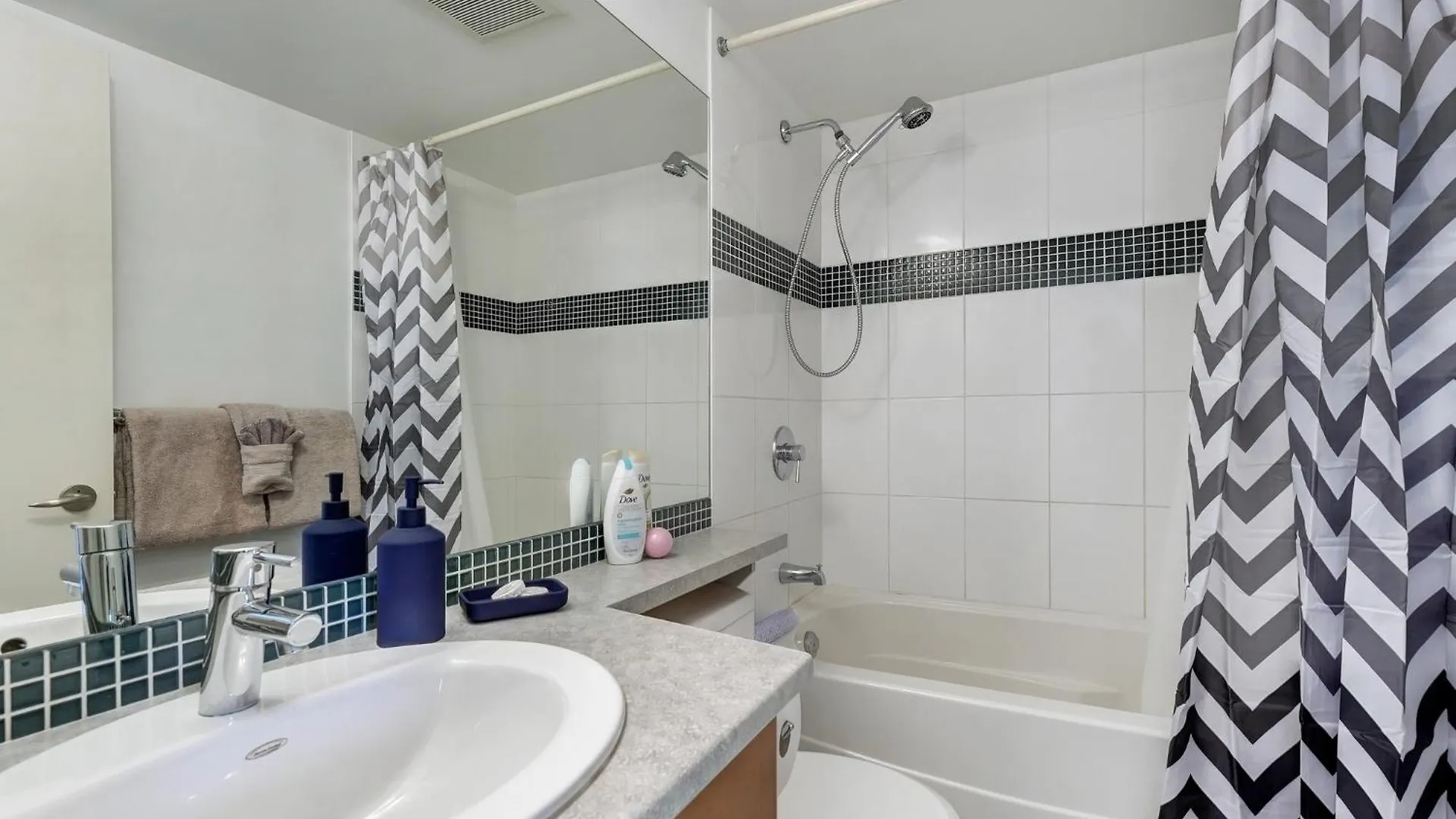 Astoria Escape - Bright Condo With Work Desk By Victoria Prime! 0*,  קנדה