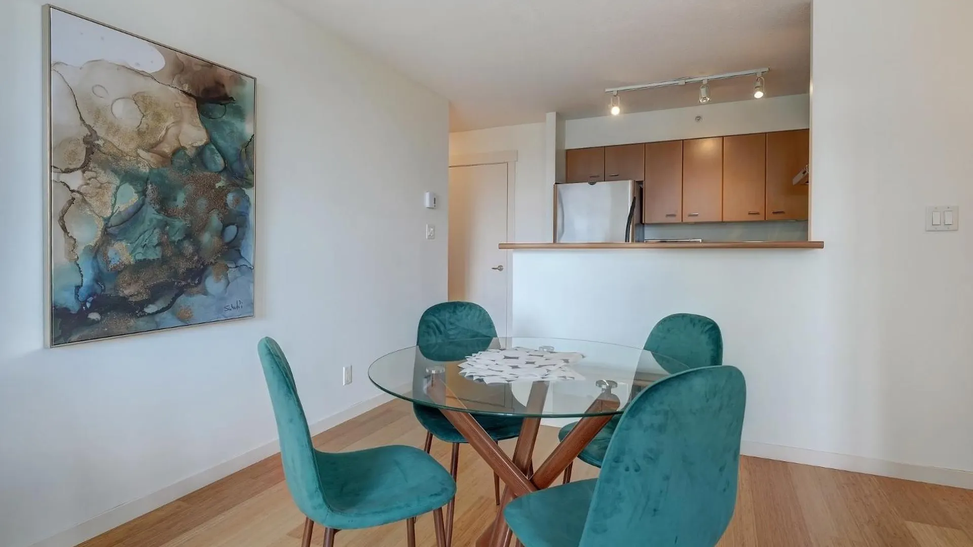 Astoria Escape - Bright Condo With Work Desk By Victoria Prime! דירה