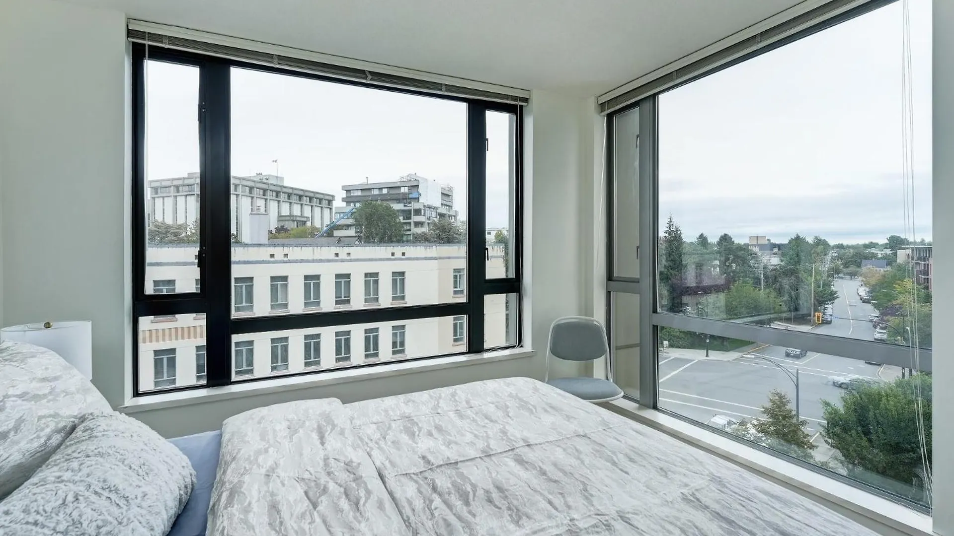Astoria Escape - Bright Condo With Work Desk By Victoria Prime!