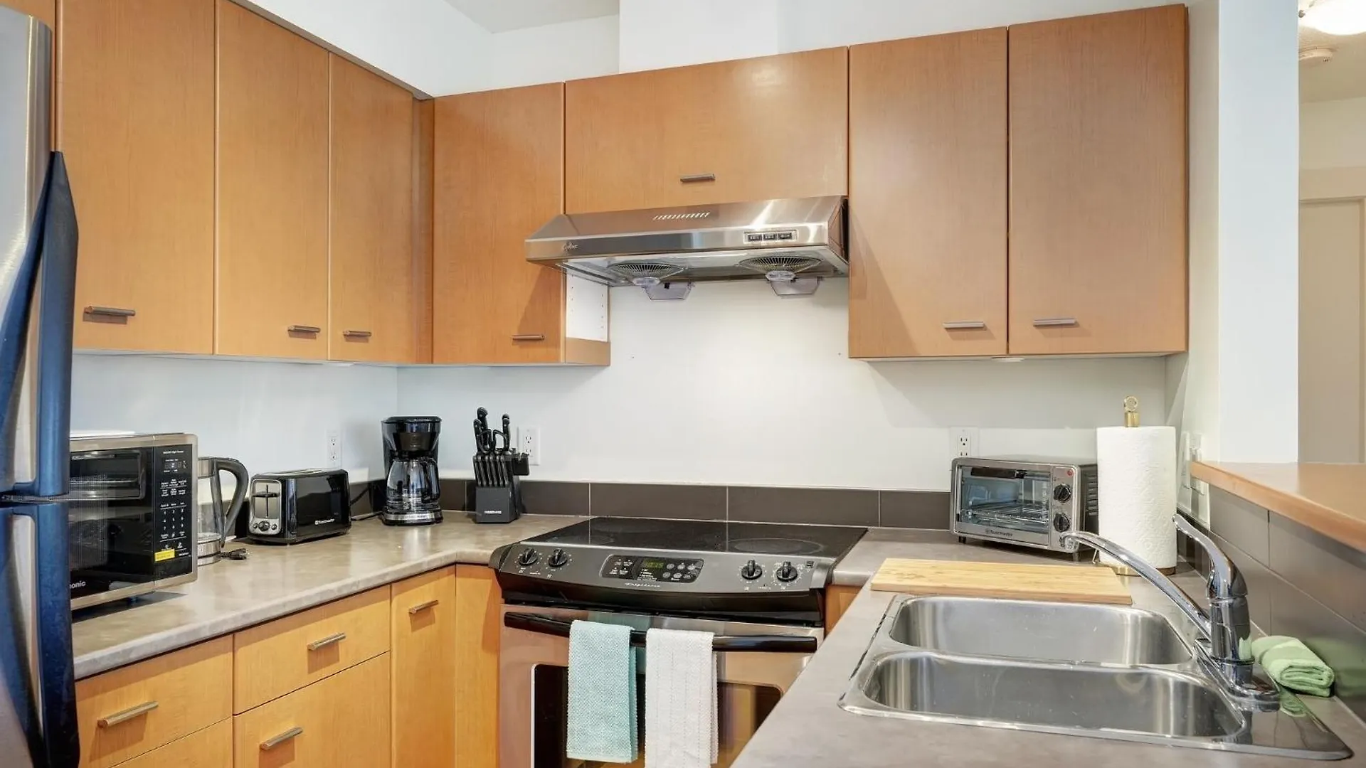 Astoria Escape - Bright Condo With Work Desk By Victoria Prime! 0*,