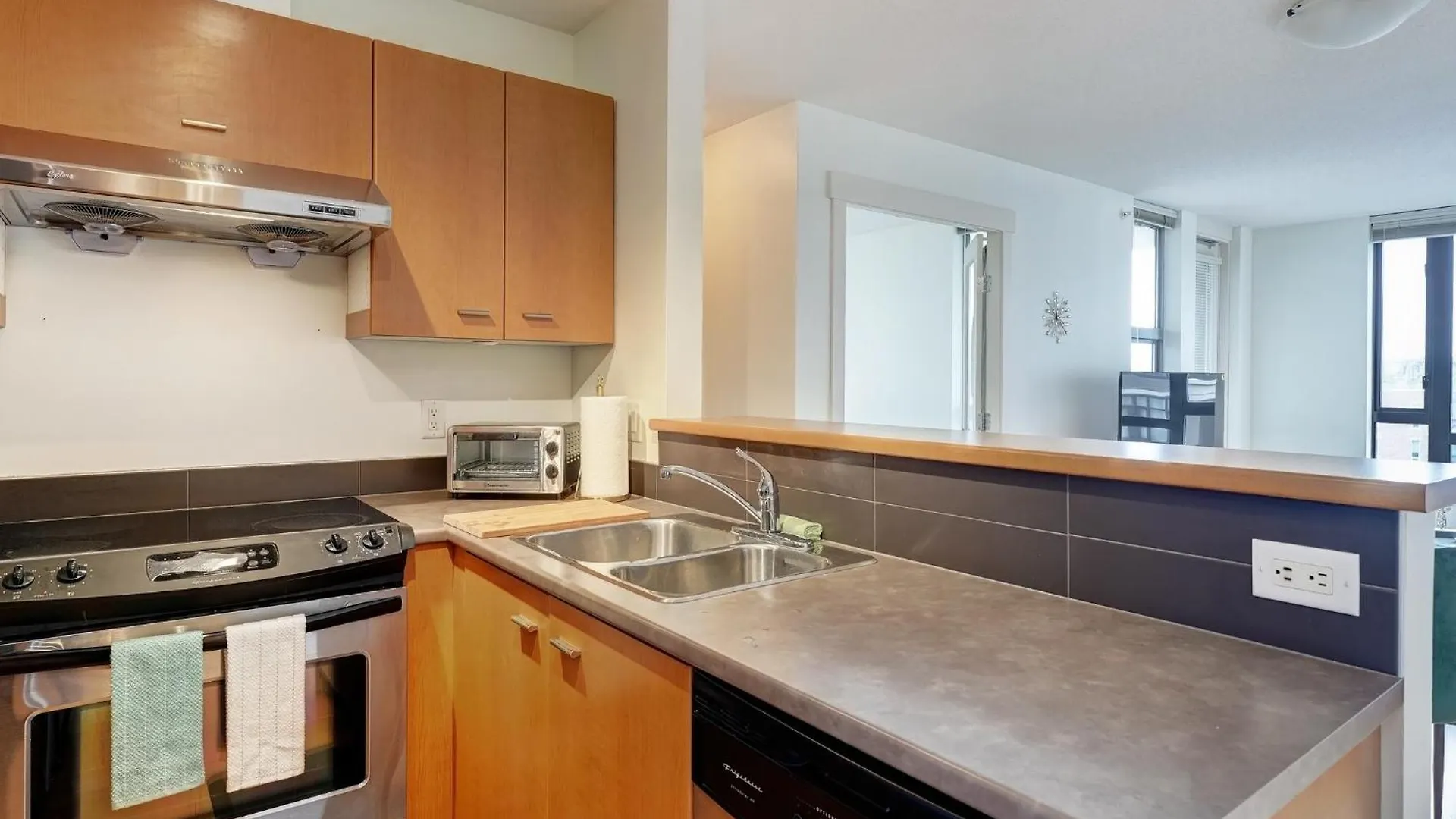 Astoria Escape - Bright Condo With Work Desk By Victoria Prime! דירה