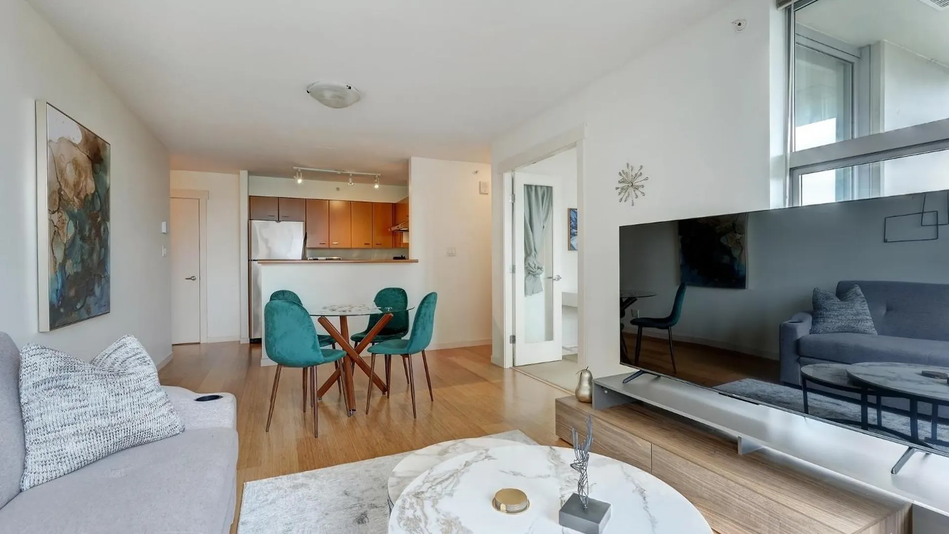 Astoria Escape - Bright Condo With Work Desk By Victoria Prime! קנדה