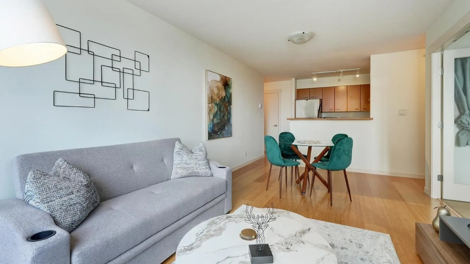 Astoria Escape - Bright Condo With Work Desk By Victoria Prime!