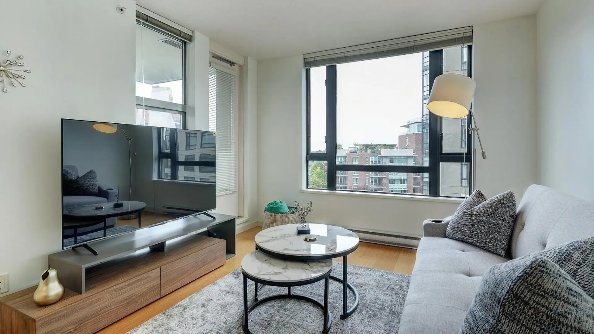 Astoria Escape - Bright Condo With Work Desk By Victoria Prime! 0*,  קנדה